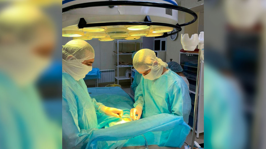 Оренбургские хирурги оперируют мальчика, который наелся монтажной пены. Обложка © Telegram / ОДКБ 56