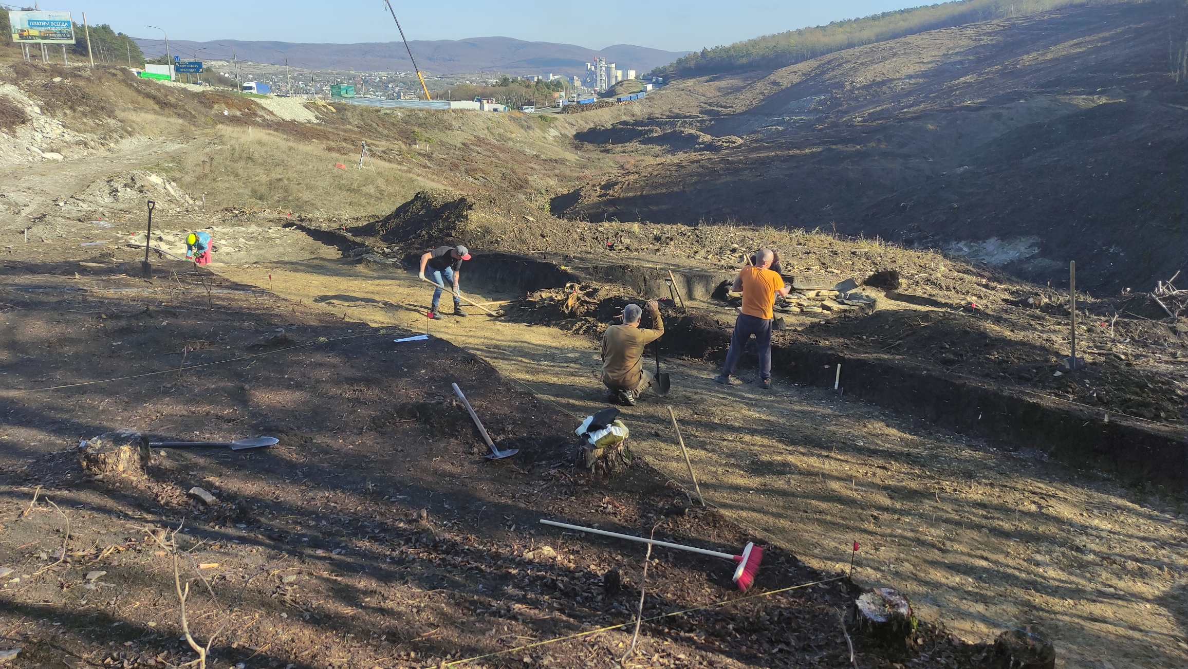 Место археологических раскопок у развязки в посёлке Верхнебаканский на Кубани. Фото © Упрдор "Черноморье"