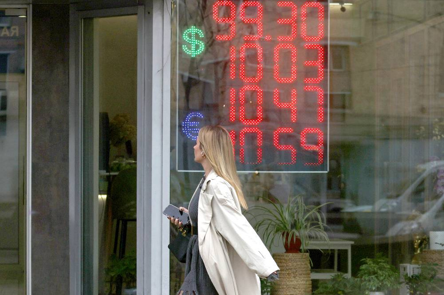 Сейчас в первую очередь становятся опасны такие сбережения, как валюты недружественных стран. Фото © ТАСС / Александр Щербак