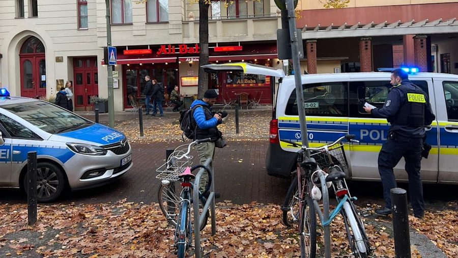 Полиция у ресторана, где произошло нападение. Обложка © Blld.de / Mareike Drünkler