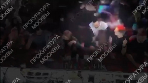 Камера сняла жестокое избиение мужчины на танцполе бара в Москве