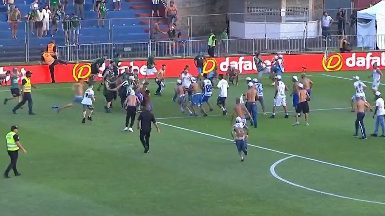 На матче чемпионата Бразилии по футболу произошла массовая драка ...