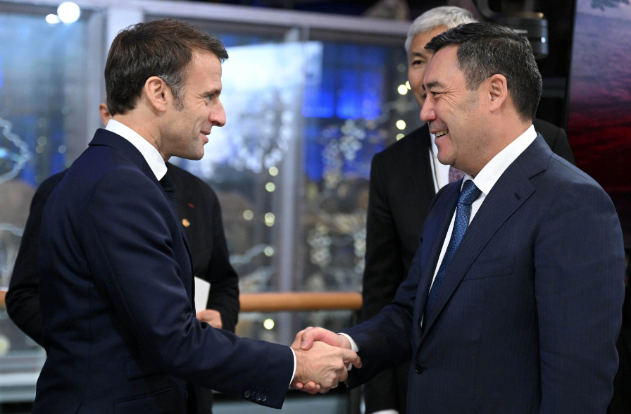 Садыр Жапаров провёл переговоры с Макроном. Фото © president.kg