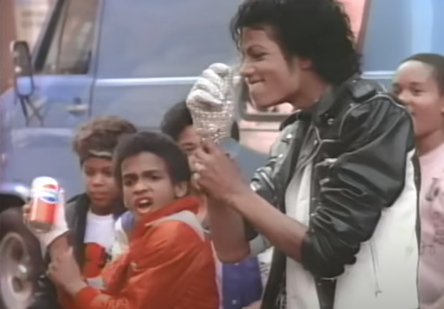 Та самая куртка в рекламе Pepsi 1984 года. Скриншот © YouTube / Giraldi Media