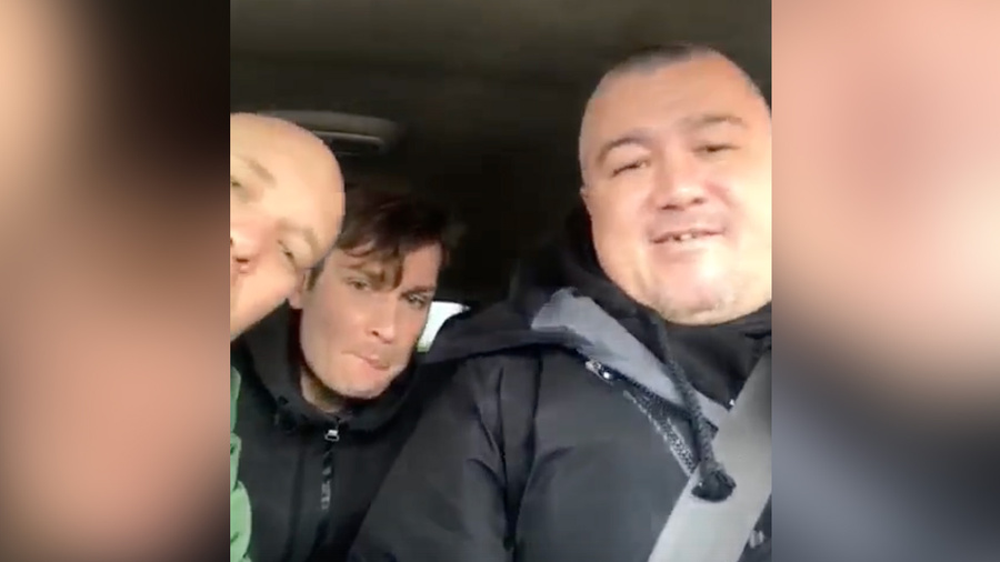 Валентин Ушаков с актёрами сериала "Реальные пацаны". Скриншот из видео © VK / Регион 12