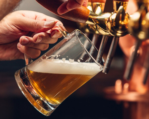 Регионам могут дать право самостоятельно регулировать продажу пива в "наливайках"