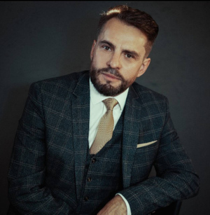 Если деньги просто выпали из банкомата и их забрал неизвестный, то мы имеем дело с банальной потерей имущества. Со стороны неизвестного это действие выглядит как кража — преступление, за совершение которого предусмотрена уголовная ответственность. Далее действовать должна полиция: установить по видеокамерам личность подозреваемого, найти его, расследовать уголовное дело, осудить и потребовать возмещения ущерба.