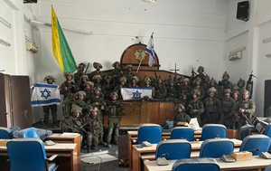 Израильские военные сфотографировались в захваченном парламенте Газы