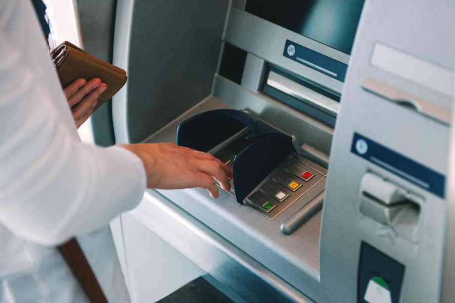 На кнопках банкомата скапливаются стафилококк и кишечная палочка. Обложка © Shutterstock