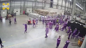 Рабочие устроили жёсткую массовую драку на складе Wildberries в Подмосковье