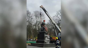 В Киеве снесли памятник Пушкину, который неоднократно оскверняли вандалы
