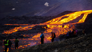 Магма под ногами: Лава вулкана пробила тоннель под городом в Исландии