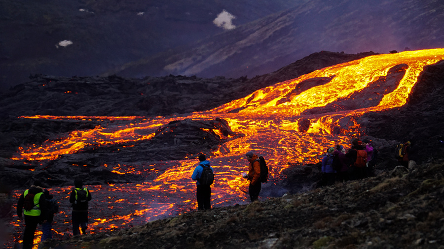 <p>Магма вот-вот вырвется на поверхность посреди города в Исландии. Обложка © Shutterstock</p>