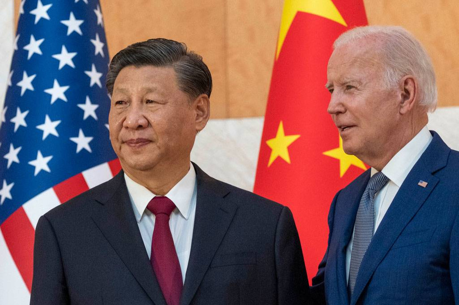 Президент США Джо Байден (справа) и председатель КНР Си Цзиньпин. Обложка © ТАСС / AP / Alex Brandon