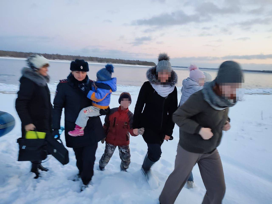 Под Красноярском обнаружили восемь детей, которые жили в доме без еды и тепла. Фото © Telegram / "МВД 24"