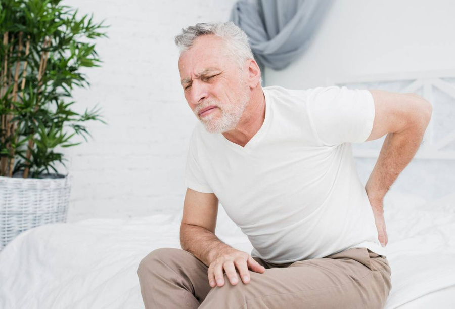 Боль в пояснице — один из симптомов рака предстательной железы у мужчин. Обложка © Freepik