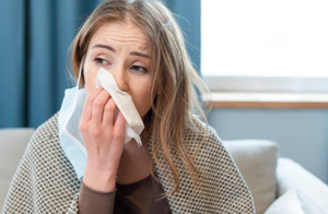 Россиянам назвали самые опасные методы лечения насморка