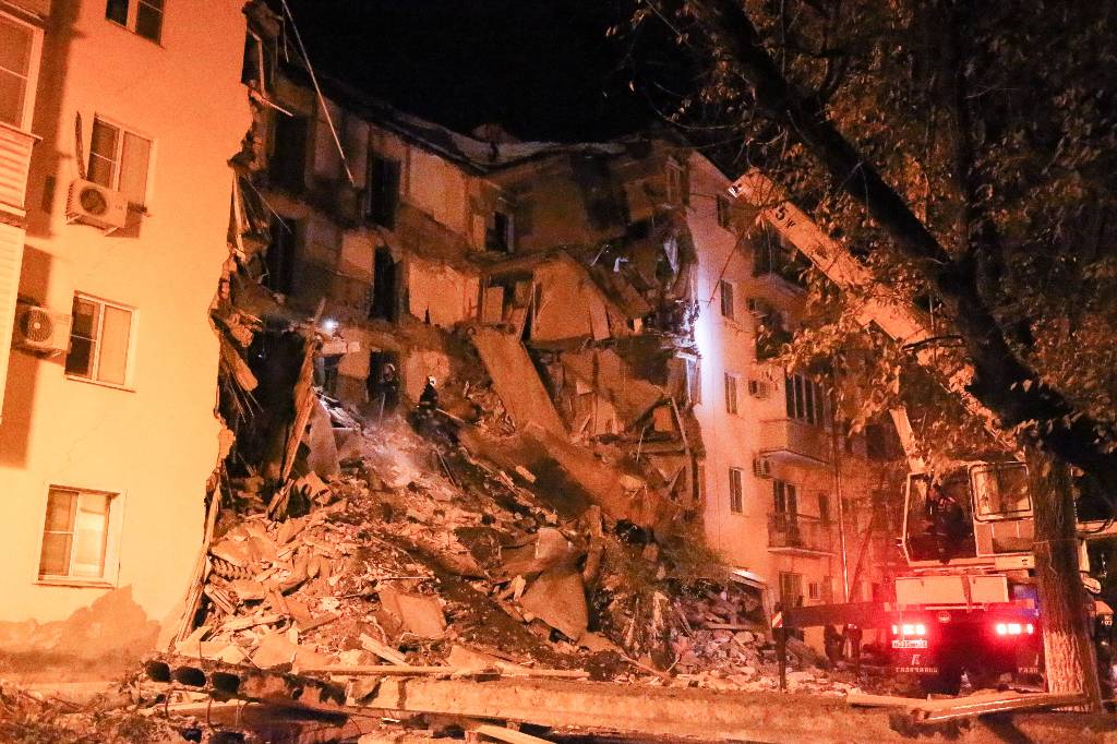 Момент обрушения пятиэтажки в Астрахани попал на видео