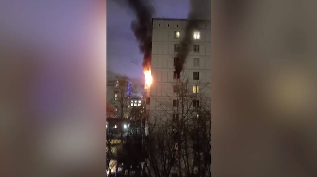 Один человек погиб во время сильного пожара в многоэтажке на севере Москвы
