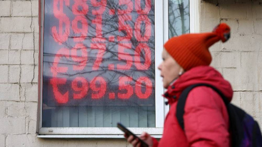 На следующей неделе курс рубля может достичь новой важной отметки. Обложка © ТАСС / Владимир Гердо