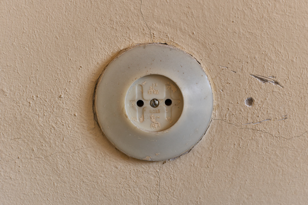 Есть версия, что розетки и выключатели в СССР устанавливали выше, чтобы сэкономить на проводах. Фото © Shutterstock