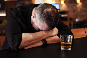 Житель Воронежа бросил бомбу в работницу бара из-за плохого алкоголя