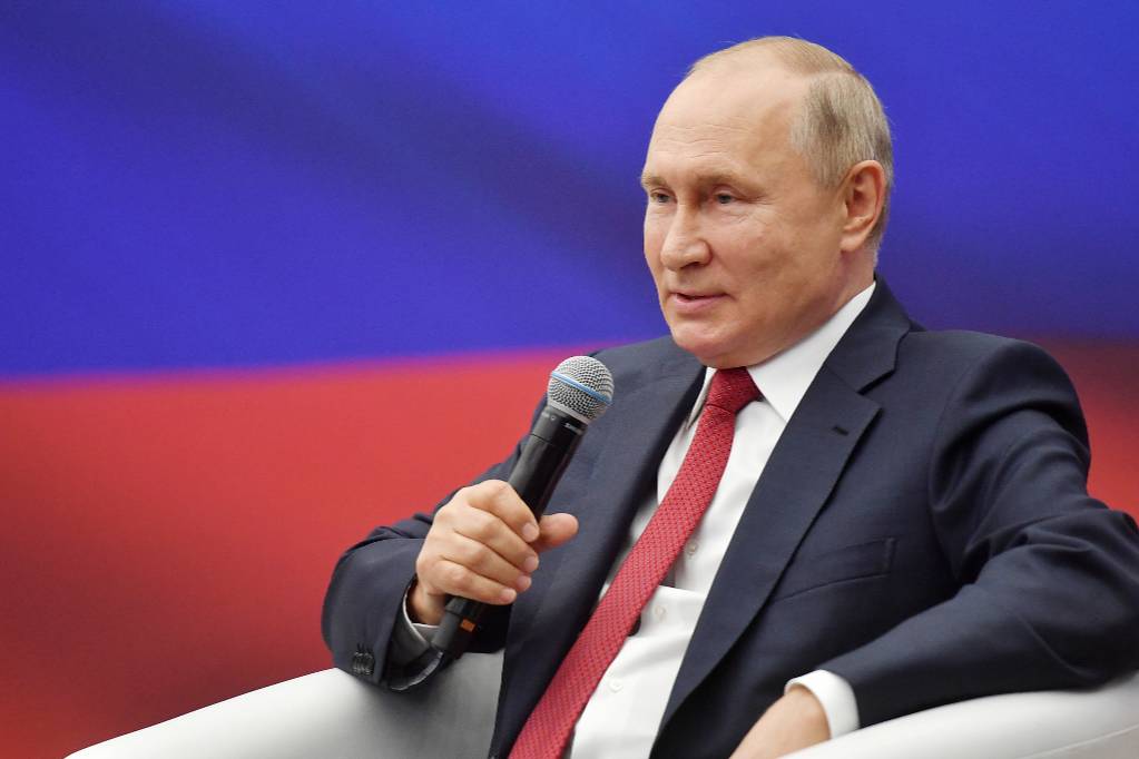 Песков обещал сообщить, будет ли Путин участвовать в съезде "Единой России"