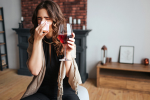 Нарколог предупредил, чем может обернуться безобидный бокал вина в сезон простуд