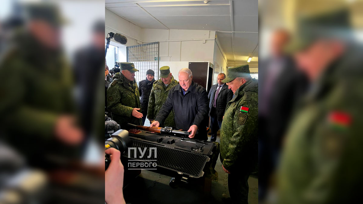 Лукашенко в ходе посещения артиллерийской базы подарили гранатомёт. Фото © Telegram / "Пул первого"