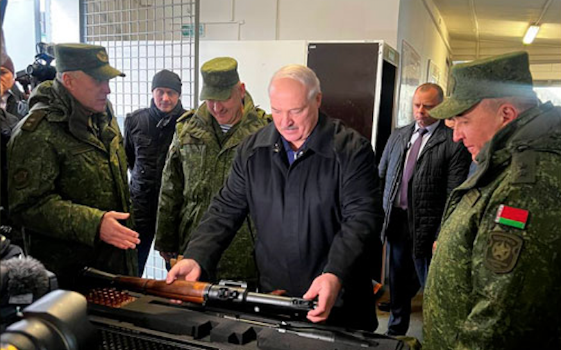 "Пополнить ваш арсенал": Александру Лукашенко подарили гранатомёт