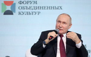 Путин пошутил о "сквозняке", который дует из "окна в Европу"