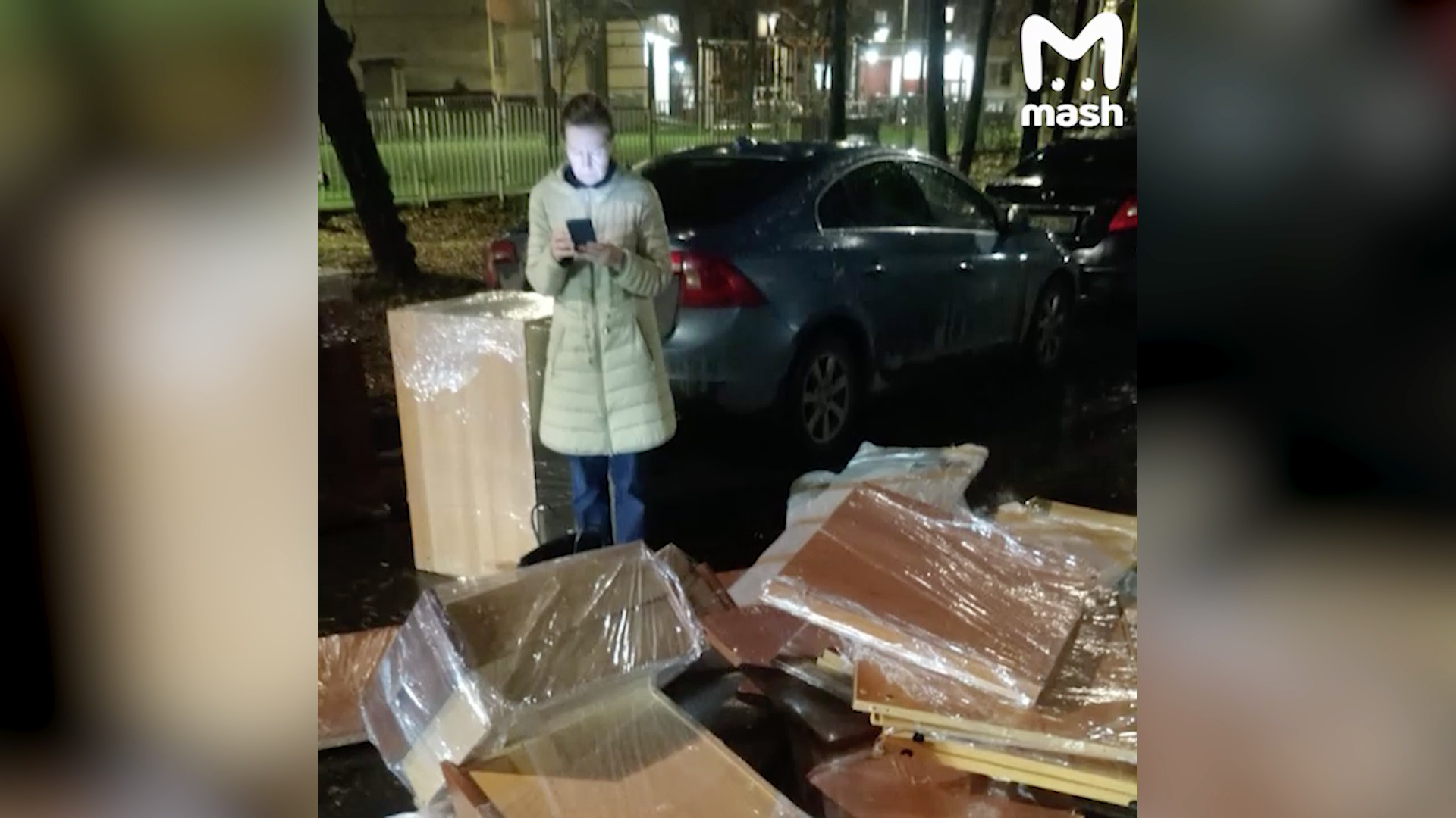 Грузчики выкинули на улицу мебель россиянки за отказ заплатить им 75 тысяч рублей