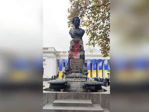 В Одессе "альтернативный художник" облил краской памятник Пушкину