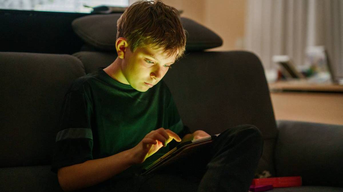 Родителям перечислили признаки, указывающие на опасную зависимость от Интернета у подростков