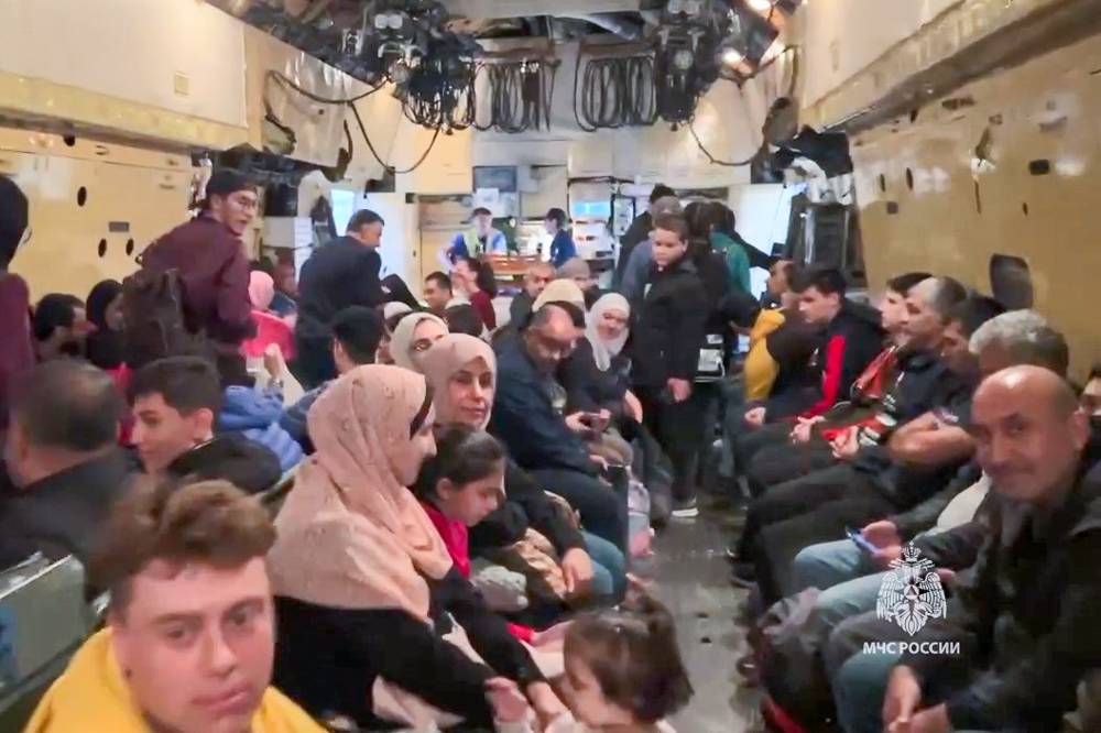 Спецборт МЧС со 120 эвакуированными из Газы россиянами вылетел в Москву