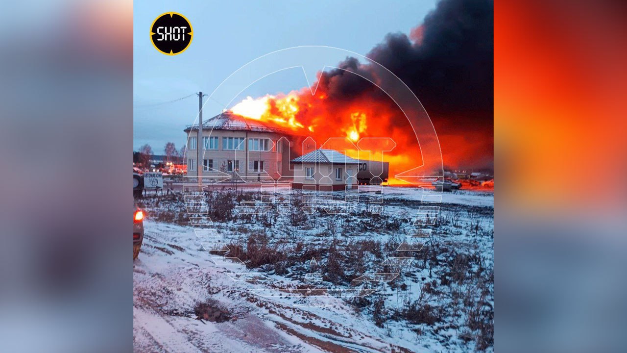 Пожар в гостинице "Дружинино" на Пермском тракте под Екатеринбургом. Фото © Telegram / SHOT