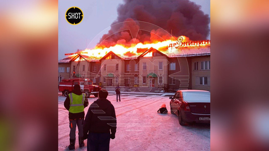 Пожар в гостинице "Дружинино" на Пермском тракте под Екатеринбургом. Обложка © Telegram / SHOT