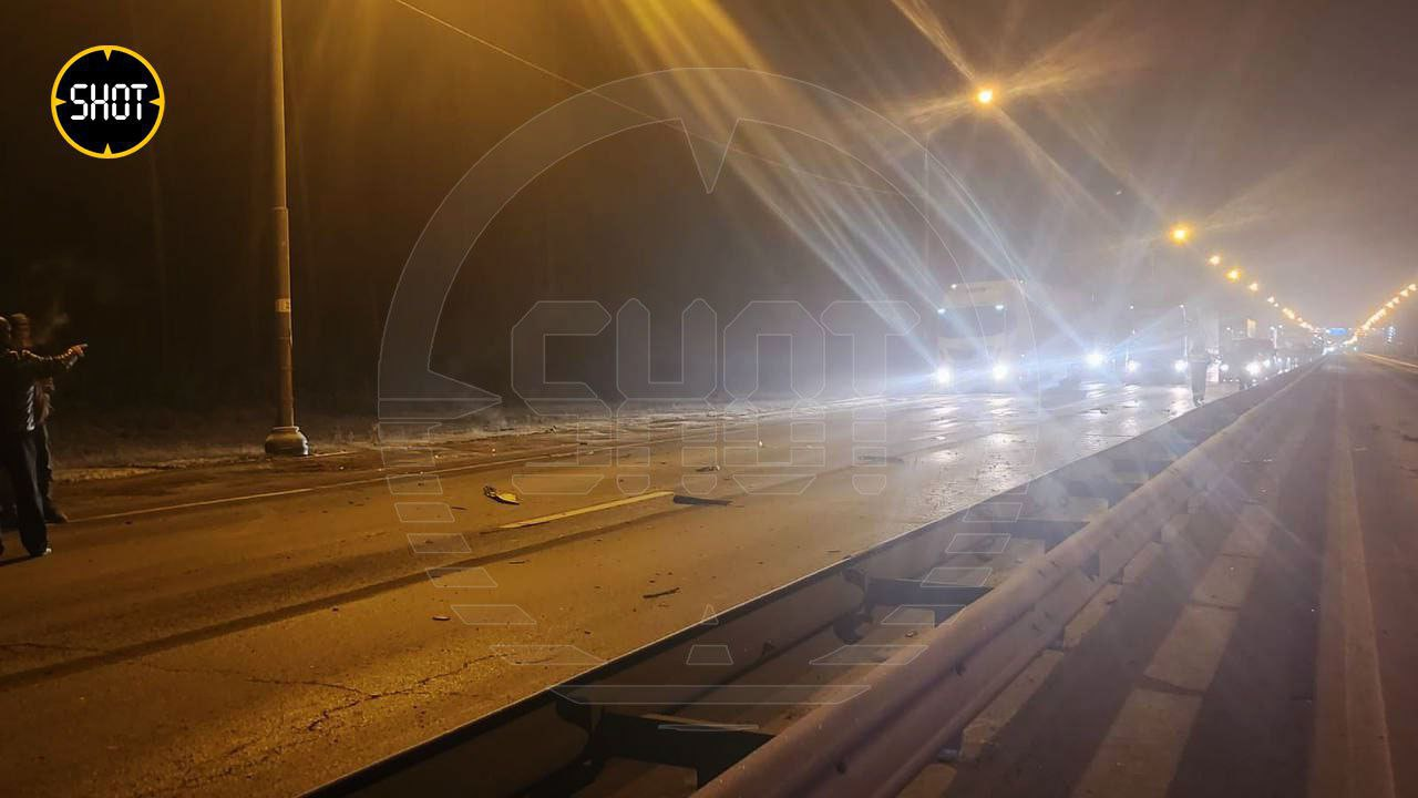 Обломки уничтоженного беспилотника ВСУ упали на Горьковское шоссе. Фото © Telegram / SHOT