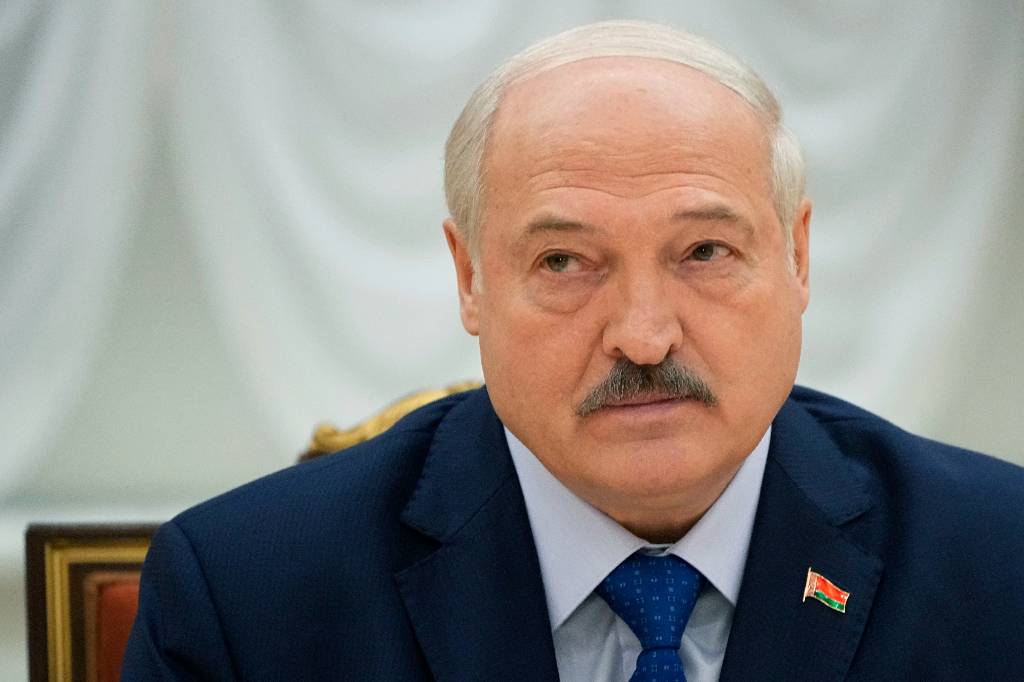 Лукашенко направил Латвии поздравление на 105-летие с толстым намёком