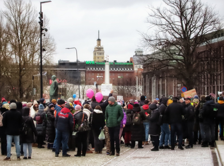 В Финляндии россияне вышли на митинг против закрытия КПП. Обложка © Twitter / jupeai