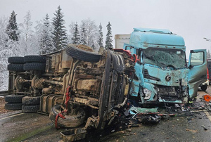 Под Новгородом водитель фуры погиб, влетев во встречный грузовик