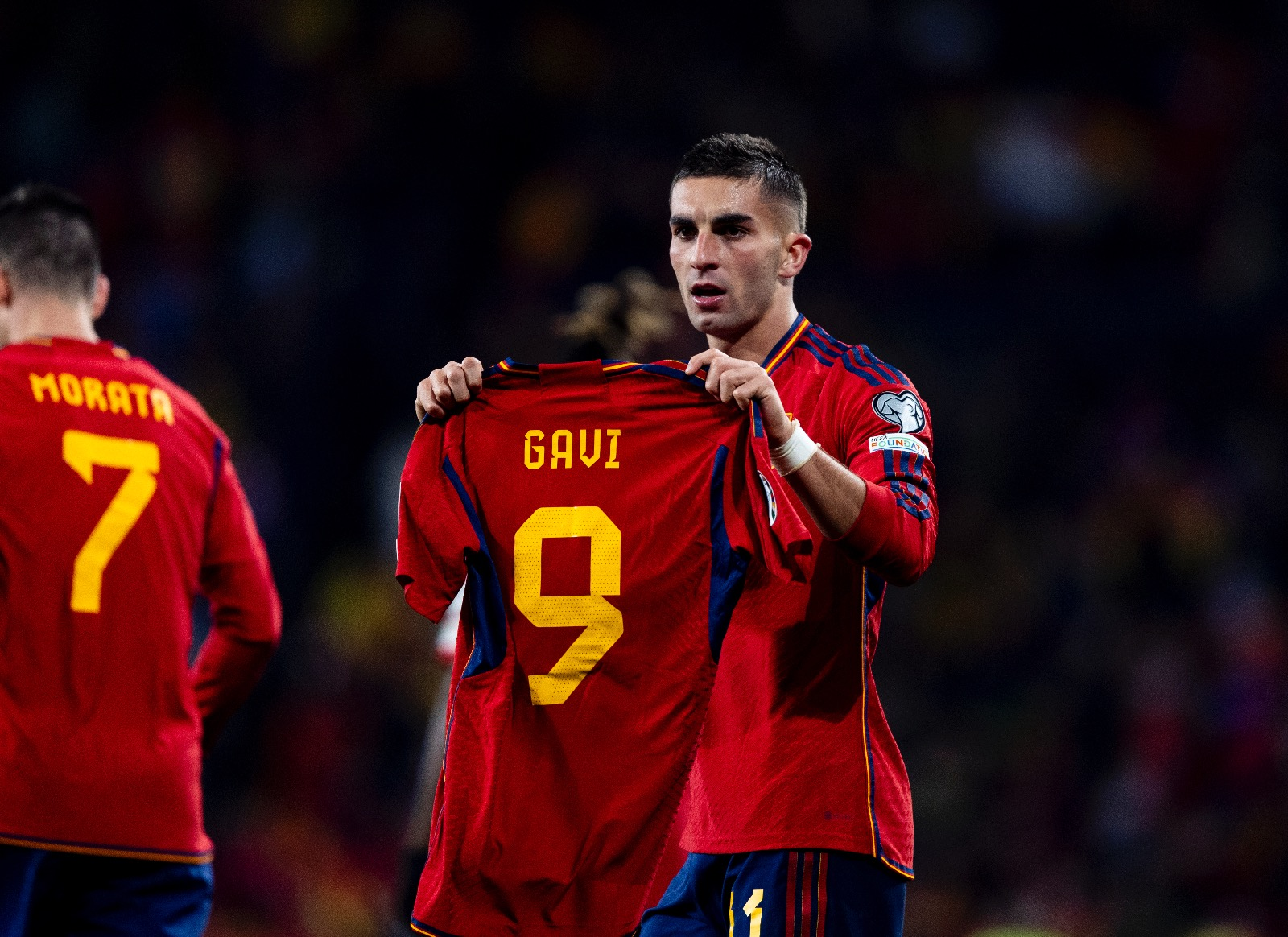 Ферран Торрес поддержал получившего травму Гави после гола в ворота Грузии. Фото © X / FC Barcelona