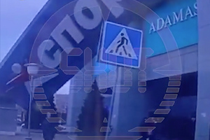 Огромная вывеска магазина рухнула на женщину из-за урагана в Новокузнецке