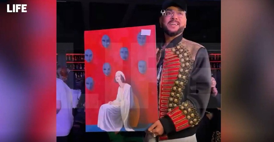 Филипп Киркоров принимает картину "Примадонна", купленную на аукционе. Обложка © LIFE