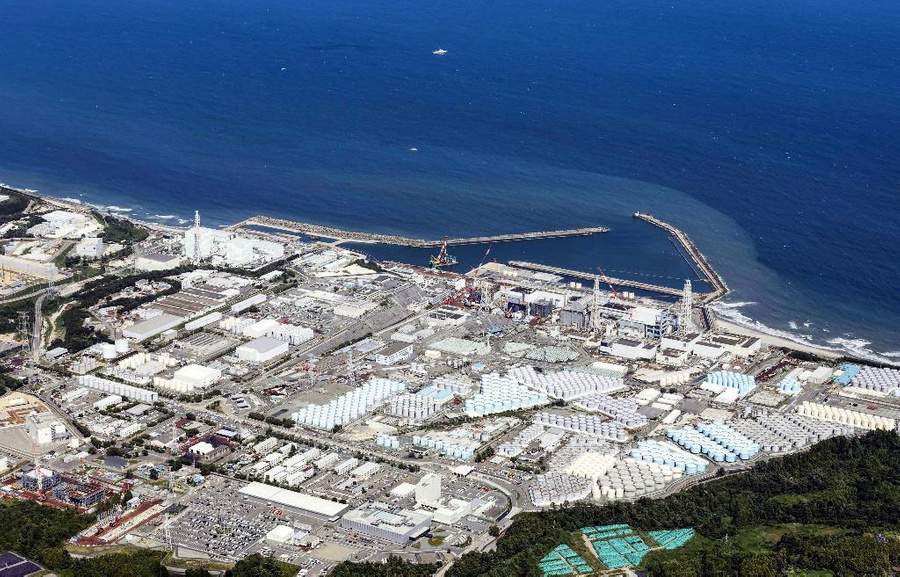 Сброс очищенной воды в океан с аварийной АЭС "Фукусима-1". Обложка © AP / TASS