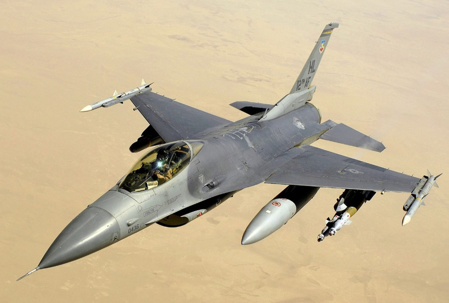 General Dynamics F-16A MLU Fighting Falcon — американский лёгкий многоцелевой истребитель четвёртого поколения. Фото © Wikipedia / Master Sgt. Andy Dunaway