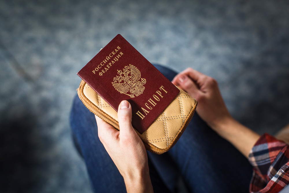 Количество слитых мошенниками фотографий людей с паспортами просто огромно. Их без труда может найти любой желающий. Скорее всего, эти несчастные в том или ином виде уже поплатились за свою доверчивость. Фото © Shutterstock