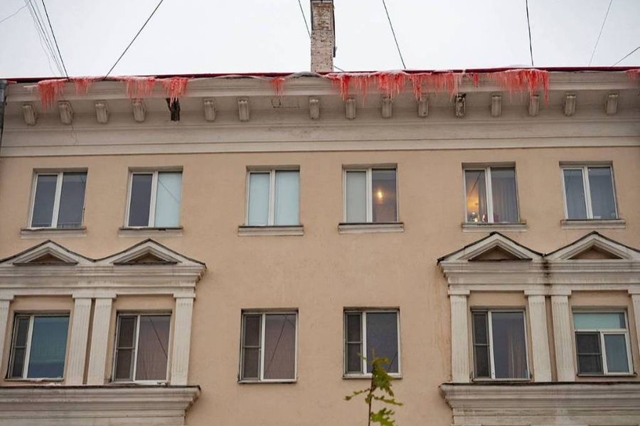 В Петрозаводске после ремонта крыши появились "кровавые" сосульки. Фото © VK / Игорь Подгорный