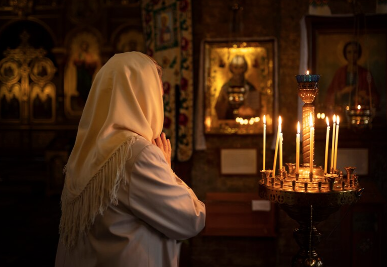 Праздник Казанской иконы Божией Матери 4 ноября 2024 года лучше всего провести в молитве и посетить храм. Фото © Freepik.com 