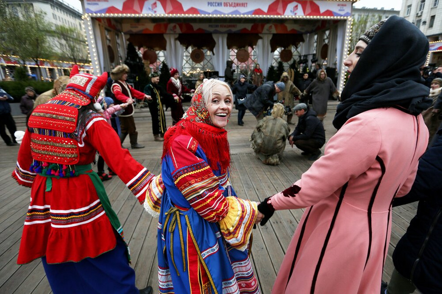 В День народного единства по всей стране проходят праздничные гулянья, концерты, представления. Фото © Агентство "Москва" / Кирилл Зыков